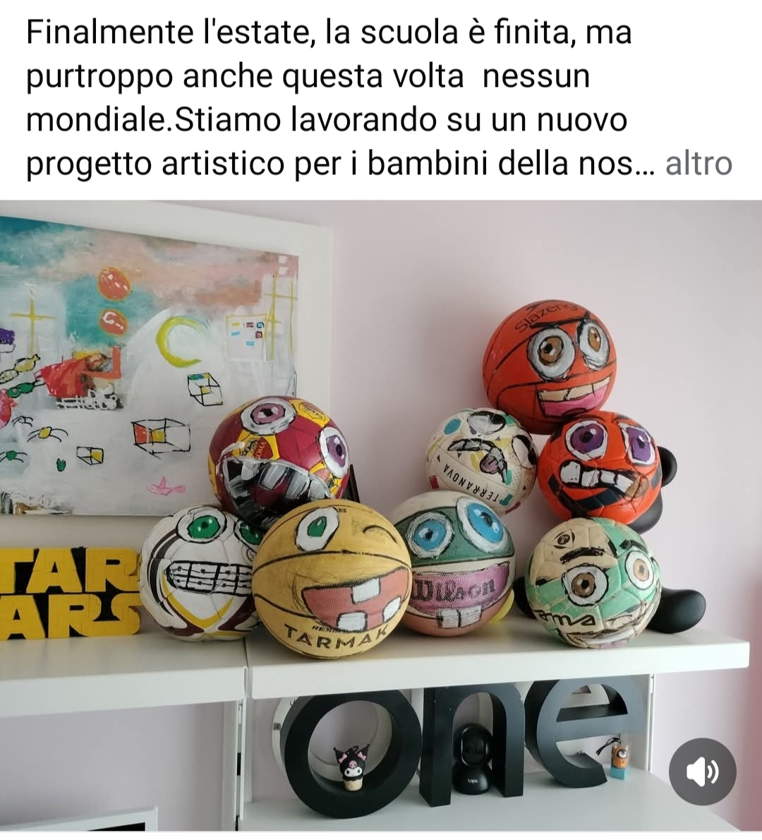 Palloni dimenticati nelle vie del centro storico.