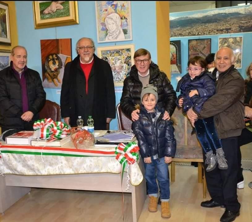 Emanuele alle spalle di Francesco e Michetti con in braccio Ginevra