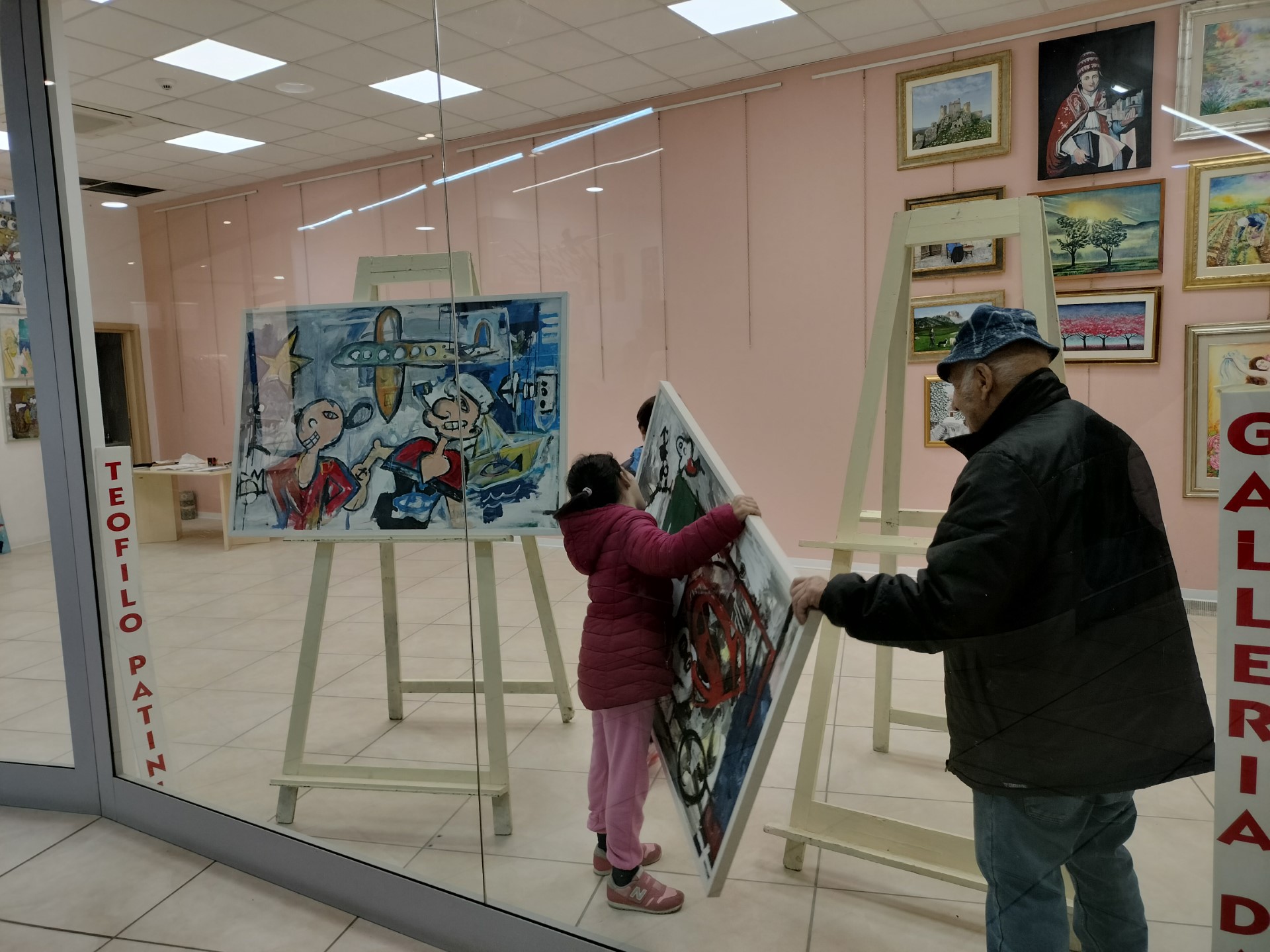 La galleria presso Panorama. I fratellini in vetrina