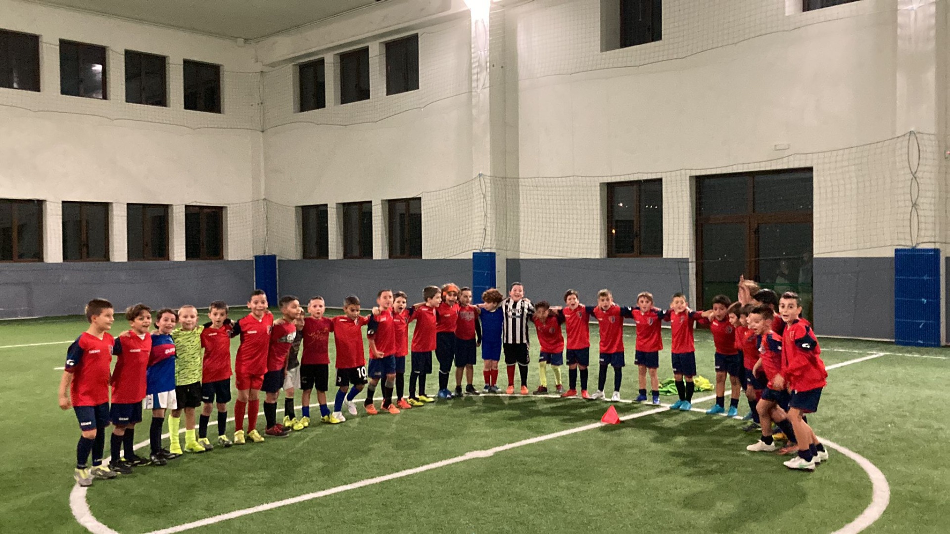 In blu e calzoncini bianchi l'unica bambina della squadra