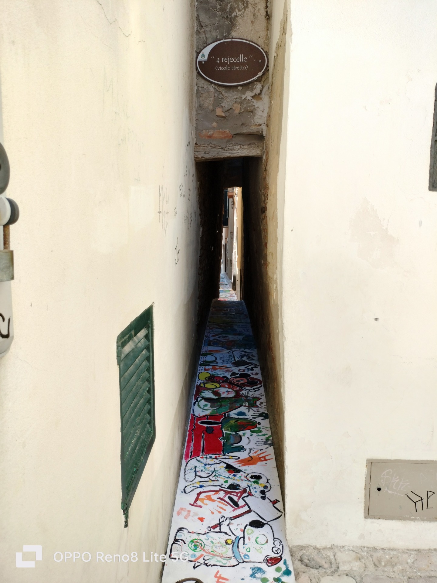 Lo striscione dei Fratellini Margiotta occupa interamente la superficie calpestabile del vicolo stretto