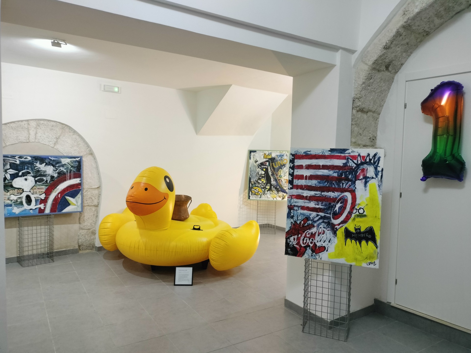 Gonfiabile giallo a forma di anatra gigante nella nostra mostra personale nel comune di Barisciano. Progetto artistico Fratellini Margiotta dal titolo "Fuori Posto".