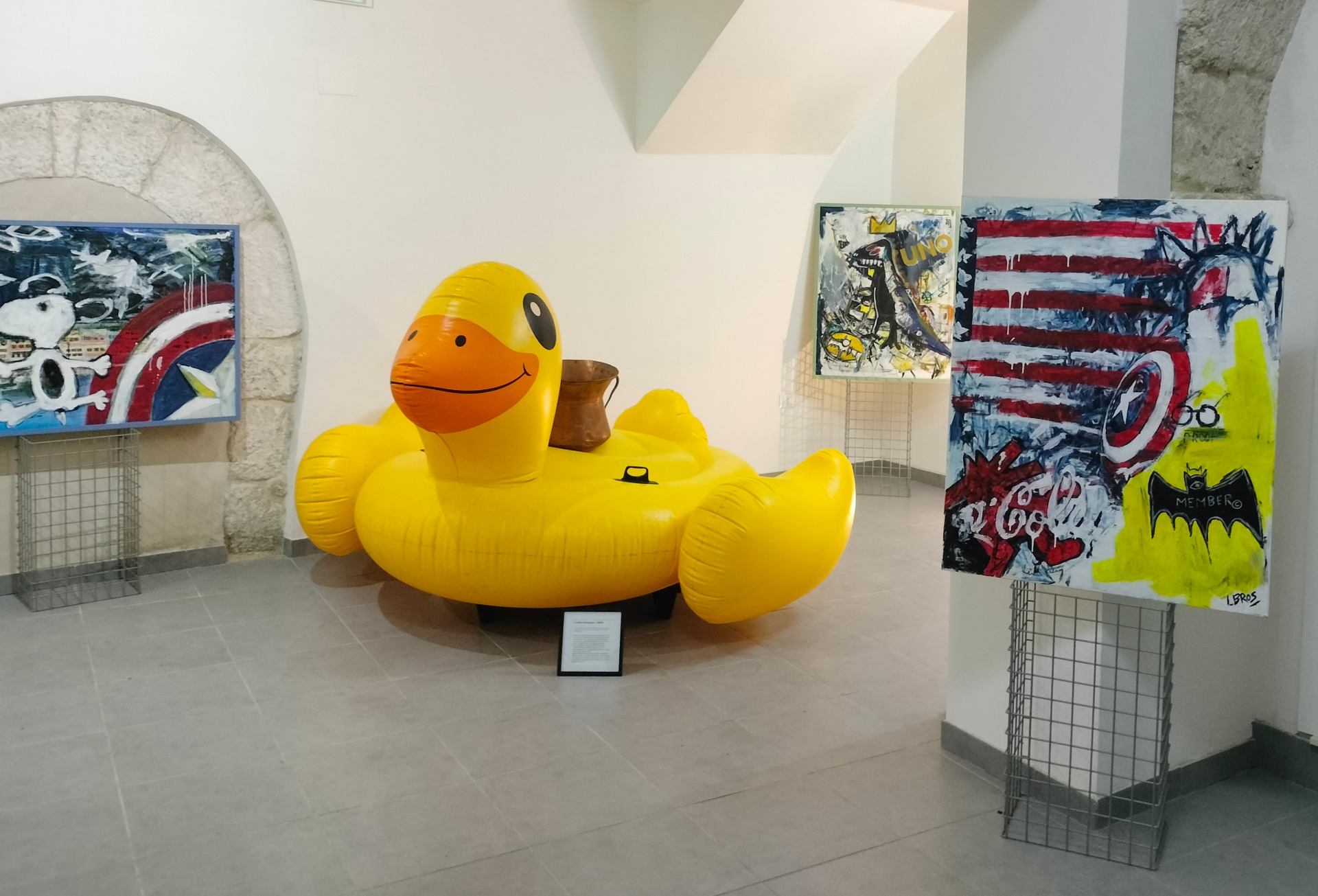Gonfiabile giallo a forma di anatra gigante nella nostra mostra personale nel comune di  Barisciano. Progetto artistico Fratellini Margiotta dal titolo "Fuori Posto".