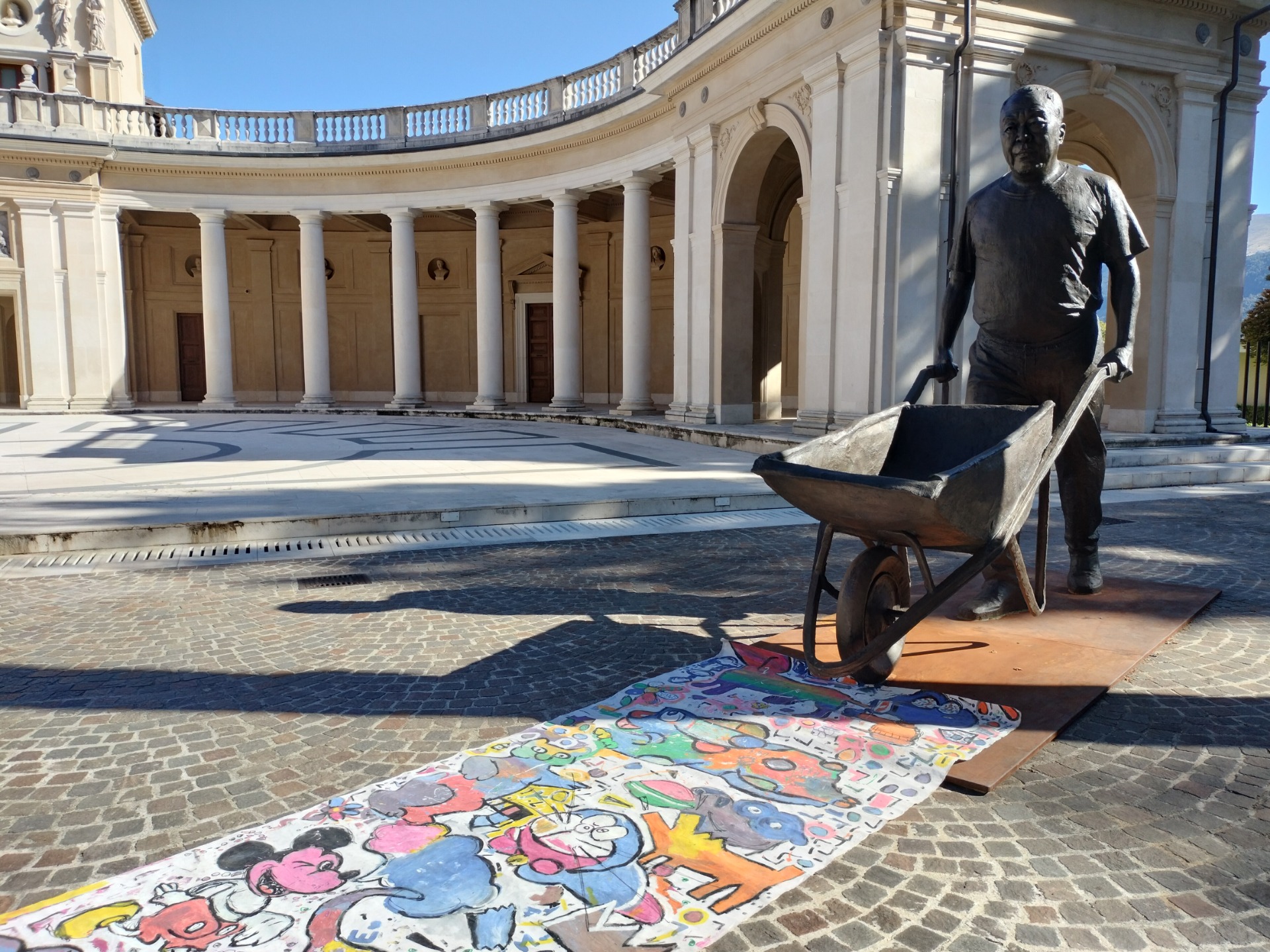 Insieme alla monumentale statua di AI WEIWEI